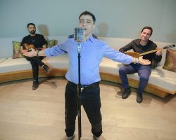 Ali Batgi bir Ahmet Kaya klasiği olan “Birazda Sen Ağla” şarkısına tekrar hayat verdi