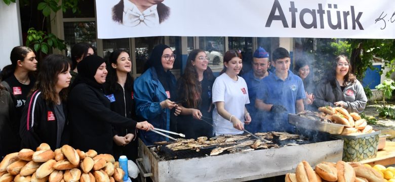 Balıkçı Kenan İki Gün Boyunca Gençlere Balık Ekmek İkram Etti