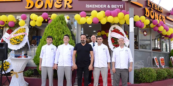 Ünlü sanatçı Berhan Ertoprak’ın kendi markası “Eyber Döner” açılışına yoğun ilgi