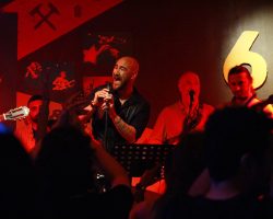 Çukur’un Victor’u Doğan Barış Yaşar Sahnedeydi: Hem Güldürdü Hem de Nostalji Yaşattı!
