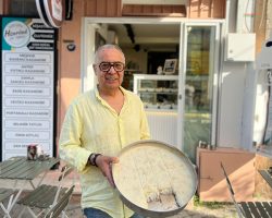 Urla’da Gerçek Meşhur Bademli Kazandibinin Adresi: Urla Hisarönü Süt Tatlıları