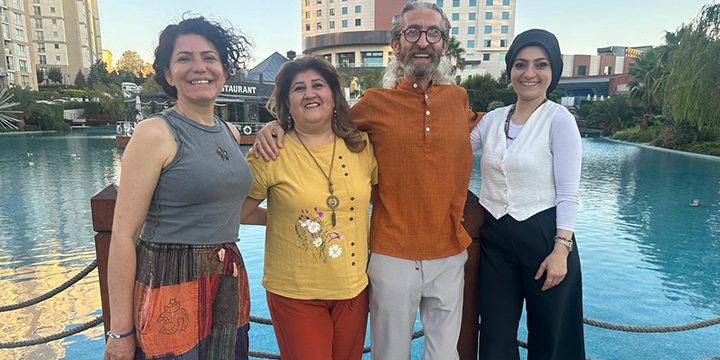 “777. Aşk Hattı” oyunu seyircisiyle buluşmak için gün sayıyor