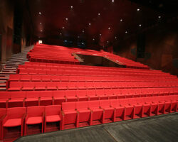 İBB Şehir Tiyatroları’nın yeni sezonun iddialı oyunlarından “BİR ZİYARET” seyircisi ile buluşmak için gün sayıyor.