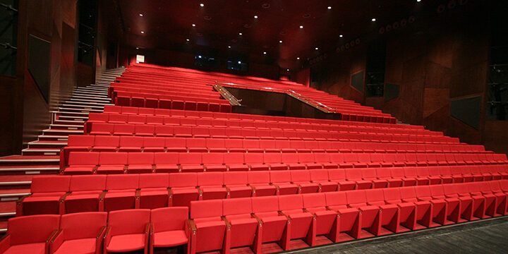 İBB Şehir Tiyatroları’nın yeni sezonun iddialı oyunlarından “BİR ZİYARET” seyircisi ile buluşmak için gün sayıyor.