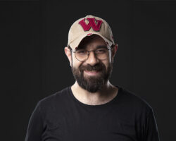 Cem Eroğlu “Satışa Geldik” adlı yepyeni ve ses getiren gösterisiyle seyirci karşısında