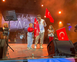 Gökhan Akar Kanseri Yenen Minik Hayranıyla Sahnede Şarkı Söyledi