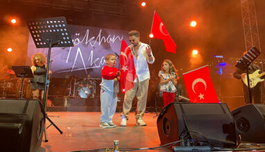 Gökhan Akar Kanseri Yenen Minik Hayranıyla Sahnede Şarkı Söyledi