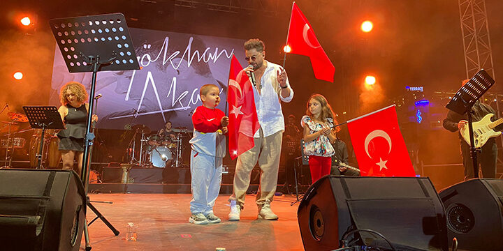 Gökhan Akar Kanseri Yenen Minik Hayranıyla Sahnede Şarkı Söyledi