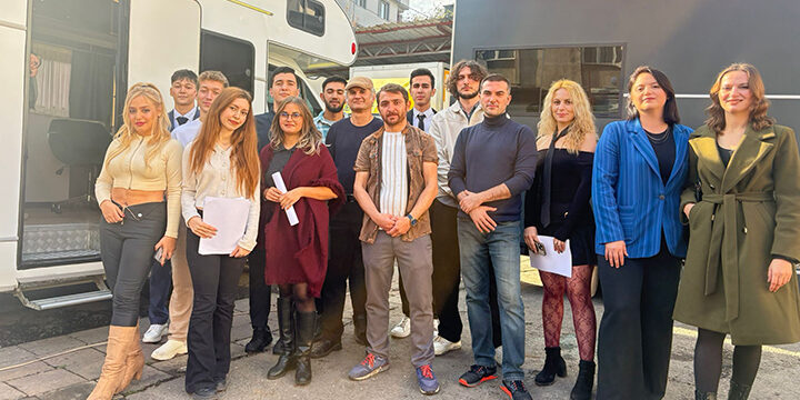 “3 2 1 KAOS” Sete Çıktı: Absürt Komedi Dünyasında Yeni Bir Dönem Başlıyor