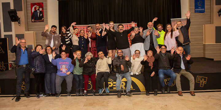 Kuşadası’nda “Yanlış Anladın Şekerim Malikane 698” Fırtınası: Okan Karacan Seyirciyi Kahkahaya Boğdu