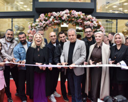 Ünlü isimler açılışta buluştu!