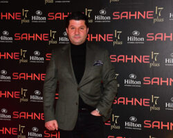 Tarihi Ali Baba Balık Lokantası sahibi Kenan Yıldız’dan geceye damga vuran kutlama