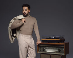 Münür Yıldız’dan nostaljiye saygılı, güçlü bir yorum “Sevmek Kim, Sen Kimsin”