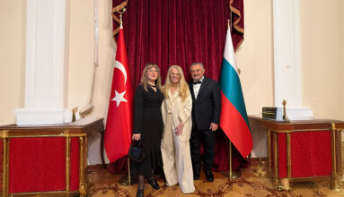 Sabit Akkaya’dan Sofya’da Zarif Bir Dokunuş: Özlem Süer Defilesine Backstage İmzası