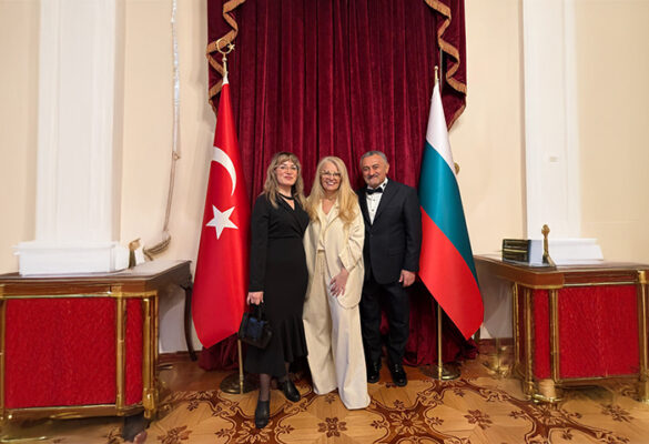 Sabit Akkaya’dan Sofya’da Zarif Bir Dokunuş: Özlem Süer Defilesine Backstage İmzası