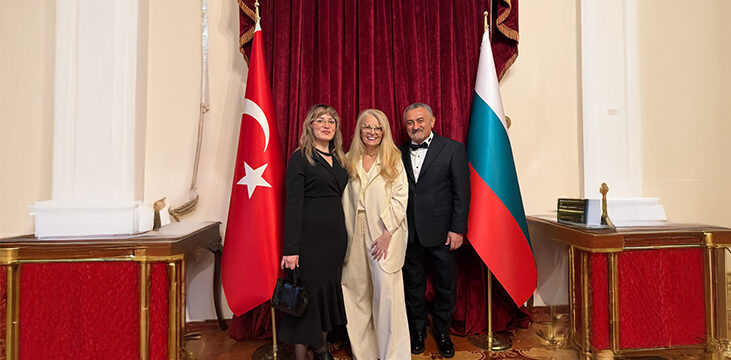 Sabit Akkaya’dan Sofya’da Zarif Bir Dokunuş: Özlem Süer Defilesine Backstage İmzası