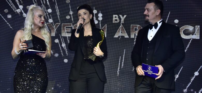 Ünlü sanatçı Esra Öztürk’e ödül