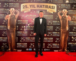 Ersin Umulu, 2026 tiyatro sezonuna ödüller ve dört dev yapımla damga vuruyor