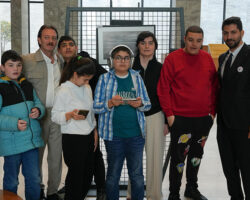 “Sessizliğin İzleri”: Orkun Ölmez’den Otizm Farkındalığı İçin Anlamlı Sergi