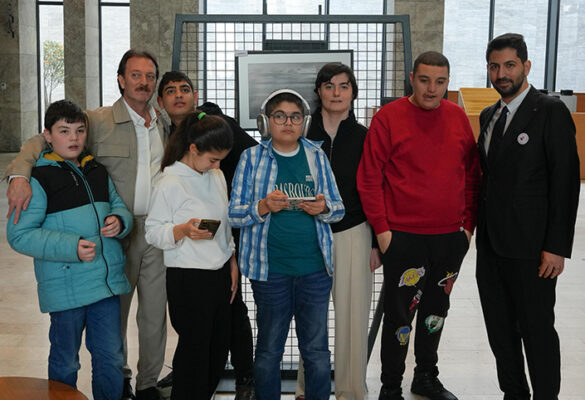 “Sessizliğin İzleri”: Orkun Ölmez’den Otizm Farkındalığı İçin Anlamlı Sergi