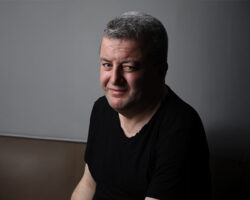 Oyuncu Abdullah Topal, performansıyla büyülüyor