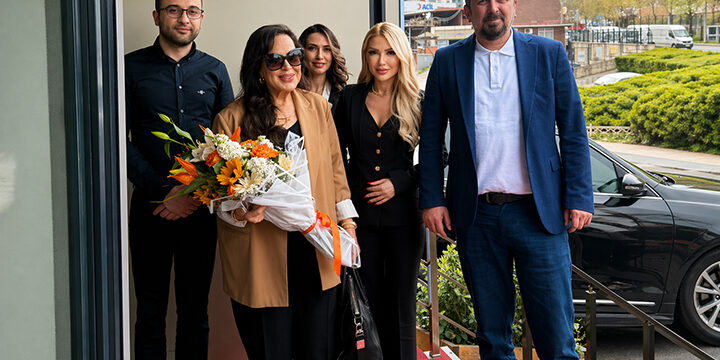 Türk sinemasının sultanı Türkan Şoray’dan Alpi Diş Hastanesine anlamlı ziyaret